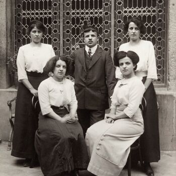 Au restaurant des Deux-Clefs à Porrentruy, avec sa tenancière Anna Membrez (assise à droite), 1910 (Photo: J. Gusy)