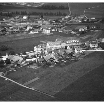  Vue aérienne de l'ancienne usine Spira et de la route de Coeuve à Porrentruy, 10 mai 1947 (Photo: A. Perronne).