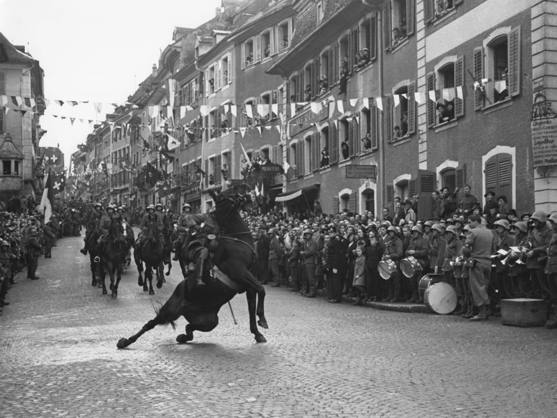 Défilé de la Brigade devant le Général Guisan à la Grand-Rue à Porrentruy, le 18 novembre 1939. Collection Musée de l'Hôtel-Dieu, Fonds Albert Perronne.