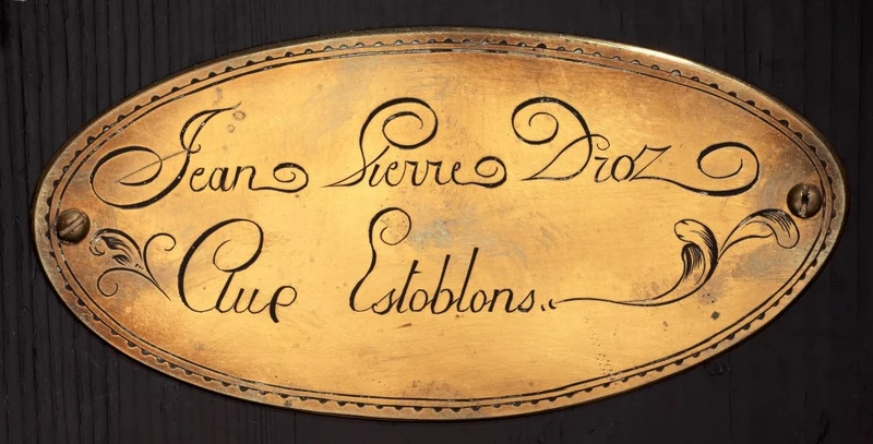 Régulateur de précision, vers 1760. Détail du cartouche dans le fond du cabinet. Coll. Musée d'horlogerie du Locle - Château des Monts