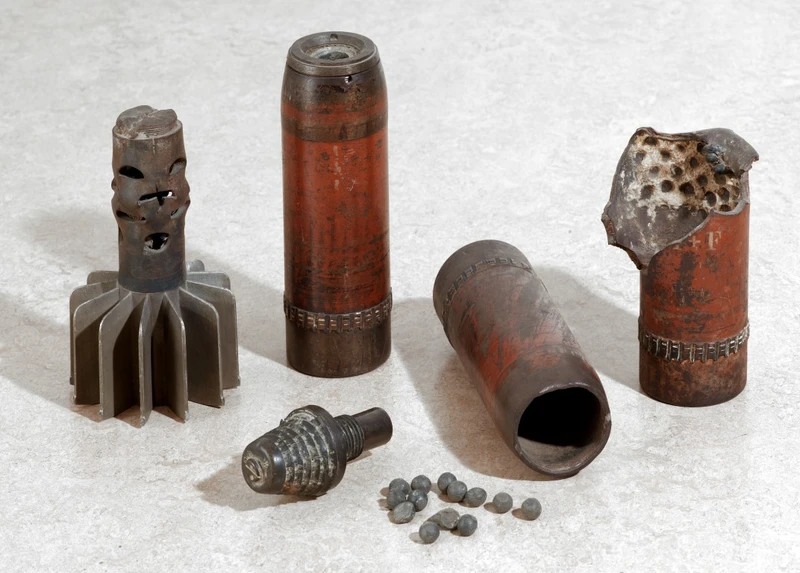 Restes de bombes incendiaires éclatées à la route de Bure lors du bombardement de Porrentruy