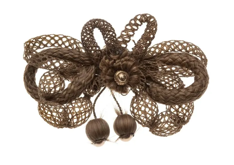 Broche en dentelles de cheveux, fin du XIXe siècle(Photo: J. Bélat).